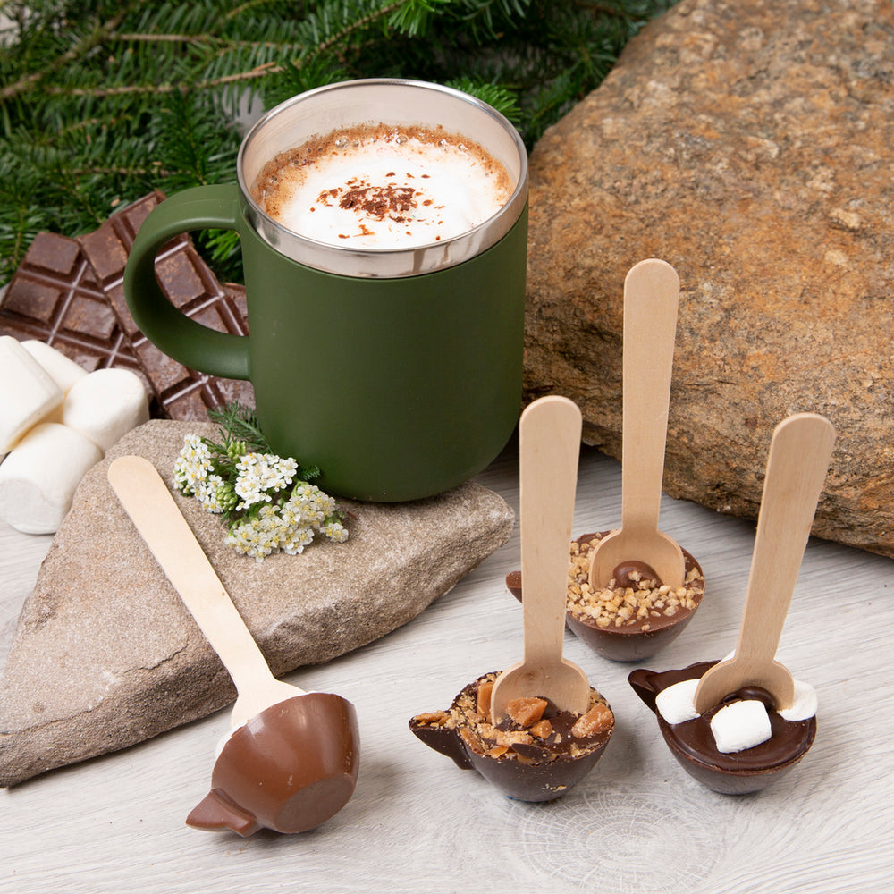 
                      
                        Chocolat chaud noir et guimauves sur une cuillère
                      
                    