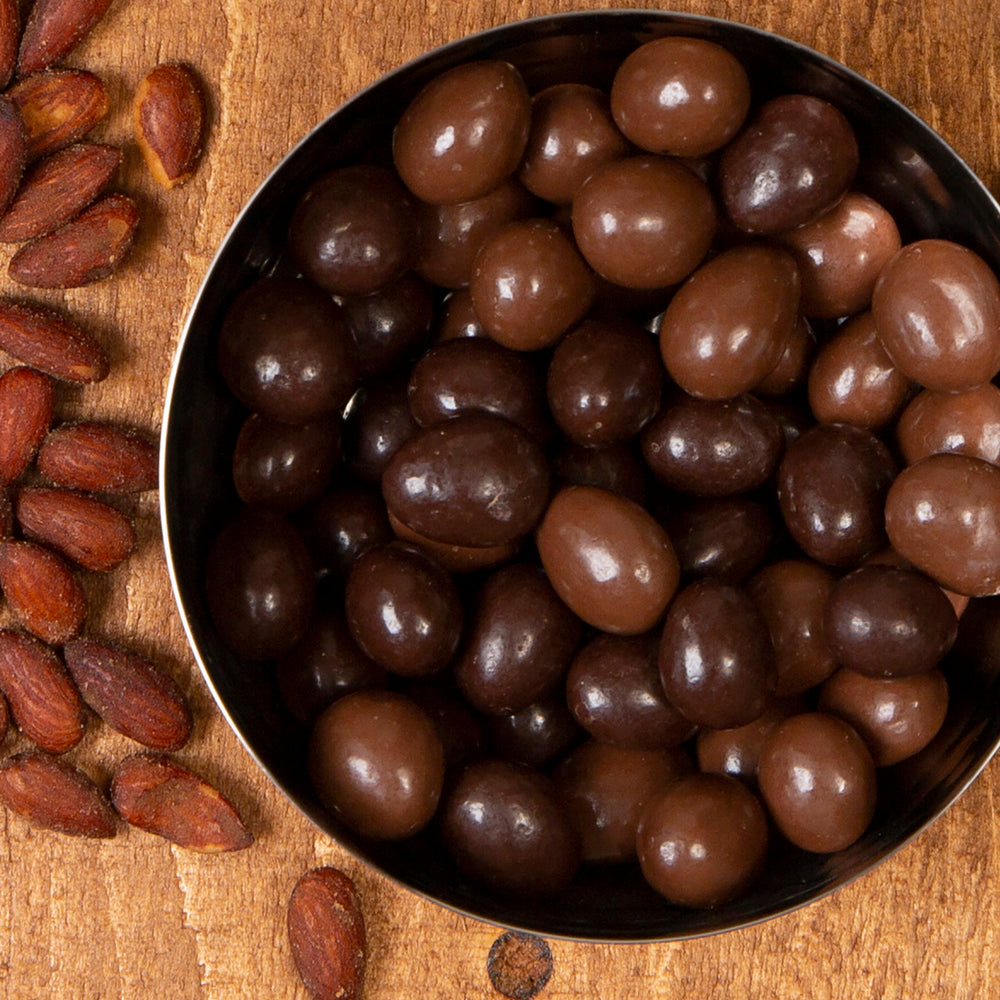 Amandes rôties au four enrobées de chocolat noir